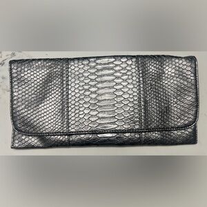 Deena & Ozzy metallic silver faux leather clutch purse